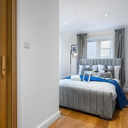 Chic 3 Bed Near Bridge With Balcony Apartment London