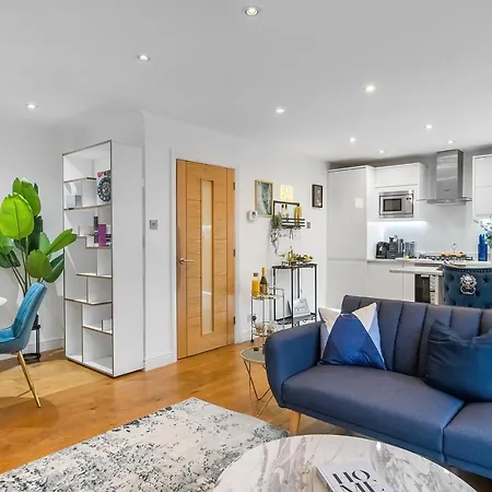 Chic 3 Bed Near Bridge With Balcony *