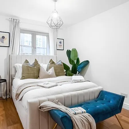 Chic 3 Bed Near Bridge With Balcony * London