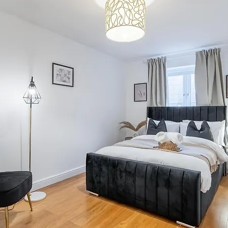 Chic 3 Bed Near Bridge With Balcony *