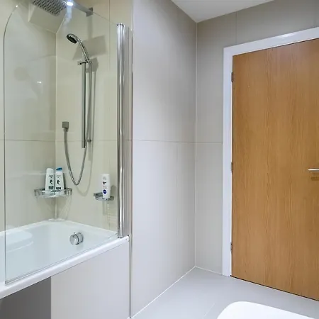 Chic 3 Bed Near Bridge With Balcony Apartment
