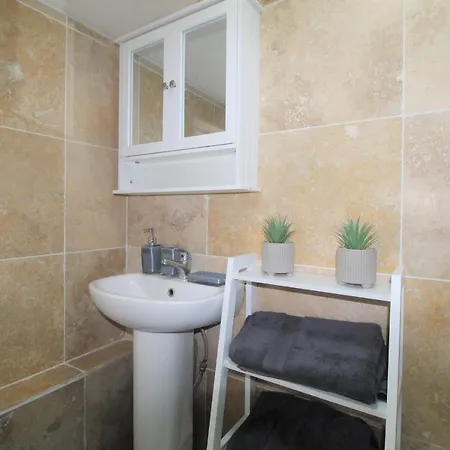 2 Min Walk To Upton Park Station Apartment