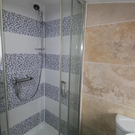 2 Min Walk To Upton Park Station * London