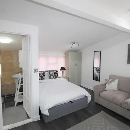 2 Min Walk To Upton Park Station Apartment