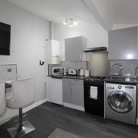 Apartment 2 Min Walk To Upton Park Station *