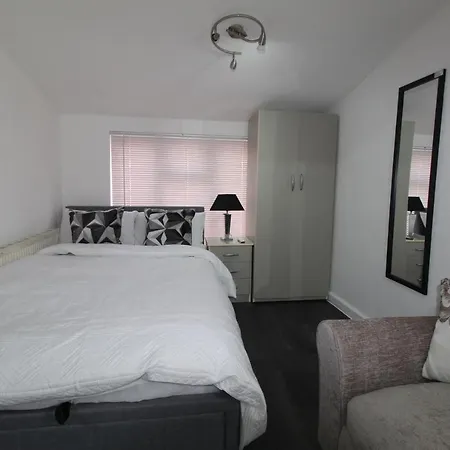 2 Min Walk To Upton Park Station London