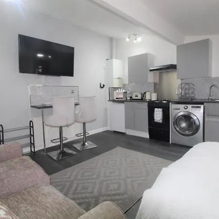 2 Min Walk To Upton Park Station * London