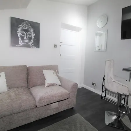 2 Min Walk To Upton Park Station Apartment *