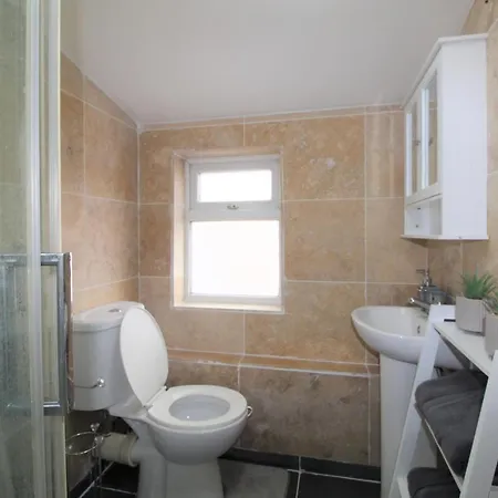 2 Min Walk To Upton Park Station