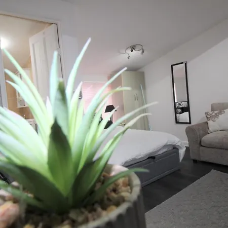 2 Min Walk To Upton Park Station Apartment