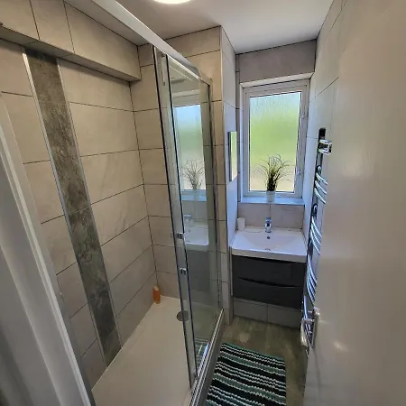 Modern 3 Bed Walking Distance To Wimbledon Tennis! Apartment