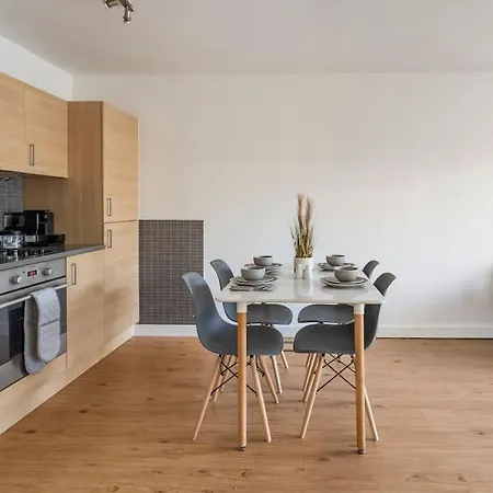 Chic 2br With Natural Light, Indoor Plants, And Balcony! Apartment