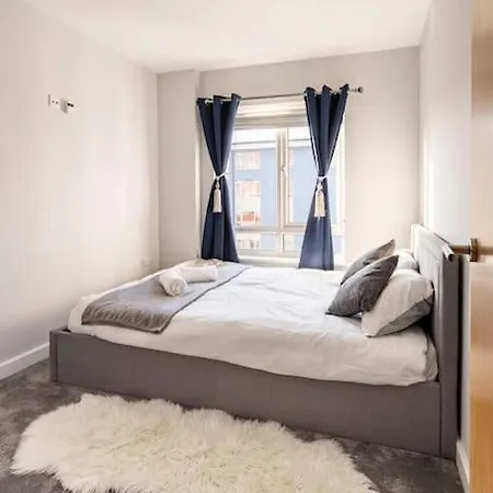 Chic 2br With Natural Light, Indoor Plants, And Balcony! Hendon