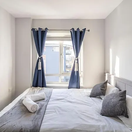 Chic 2br With Natural Light, Indoor Plants, And Balcony!