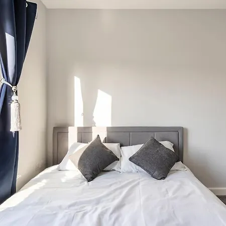 Apartment Chic 2br With Natural Light, Indoor Plants, And Balcony! *
