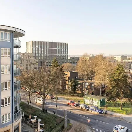 Apartment Chic 2br With Natural Light, Indoor Plants, And Balcony! Hendon