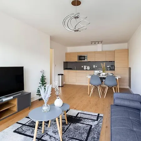 Chic 2br With Natural Light, Indoor Plants, And Balcony! * Hendon