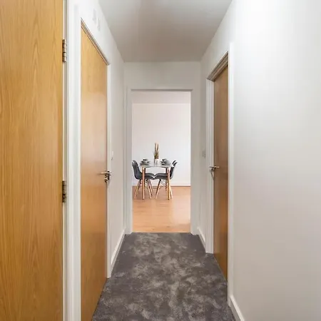 Chic 2br With Natural Light, Indoor Plants, And Balcony! * Hendon