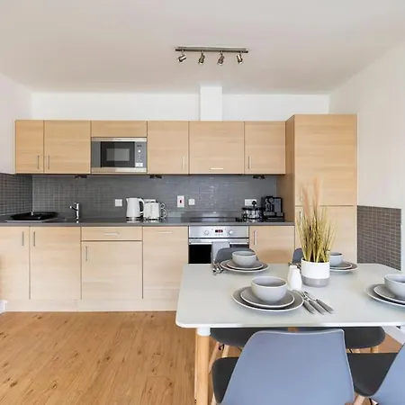 Chic 2br With Natural Light, Indoor Plants, And Balcony! * Hendon