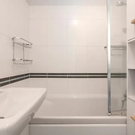 Chic 2br With Natural Light, Indoor Plants, And Balcony! * Hendon