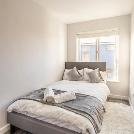 Chic 2br With Natural Light, Indoor Plants, And Balcony!