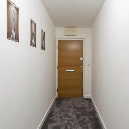 Chic 2br With Natural Light, Indoor Plants, And Balcony! Hendon