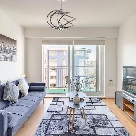 Chic 2br With Natural Light, Indoor Plants, And Balcony! Hendon
