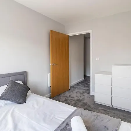 Apartment Chic 2br With Natural Light, Indoor Plants, And Balcony! *