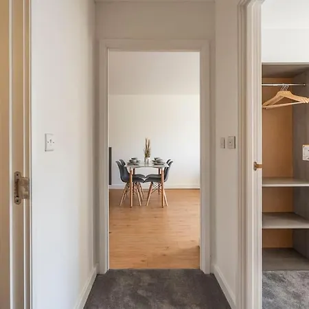 Apartment Chic 2br With Natural Light, Indoor Plants, And Balcony! *
