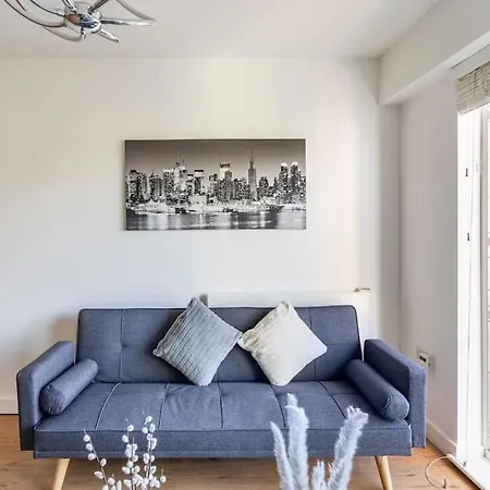 Apartment Chic 2br With Natural Light, Indoor Plants, And Balcony! Hendon