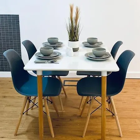 Chic 2br With Natural Light, Indoor Plants, And Balcony! Apartment *