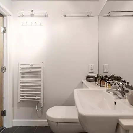 Chic 2br With Natural Light, Indoor Plants, And Balcony! Apartment Hendon
