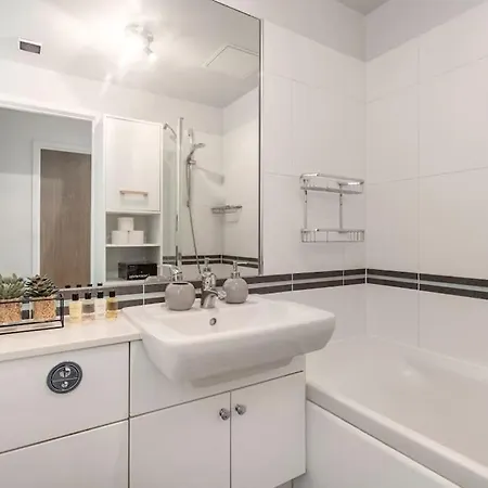 Chic 2br With Natural Light, Indoor Plants, And Balcony! Apartment *