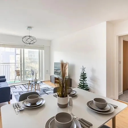 Chic 2br With Natural Light, Indoor Plants, And Balcony!