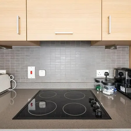 Chic 2br With Natural Light, Indoor Plants, And Balcony! *