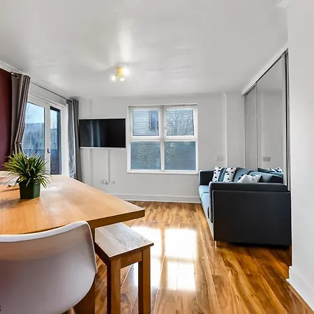 Charming River View 3 Bedroom In The Heart Of *
