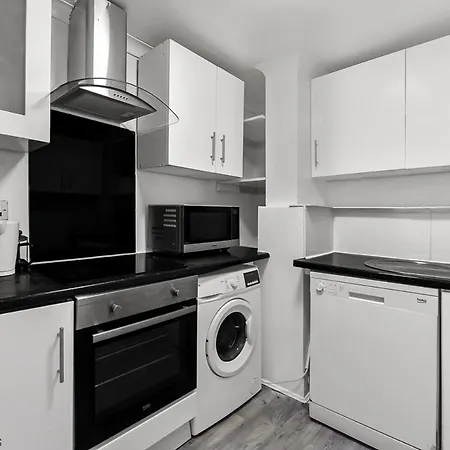 Charming River View 3 Bedroom In The Heart Of Lägenhet London