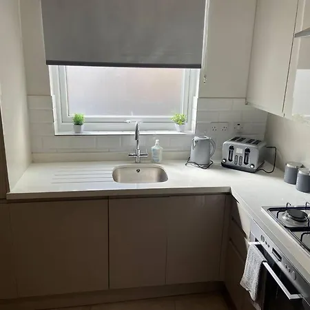 Balham High Road Apartment *