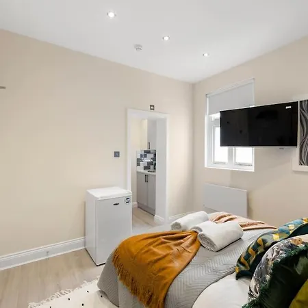 Cozy Nook: Stylish Studio, Walk To Park & Shop * London