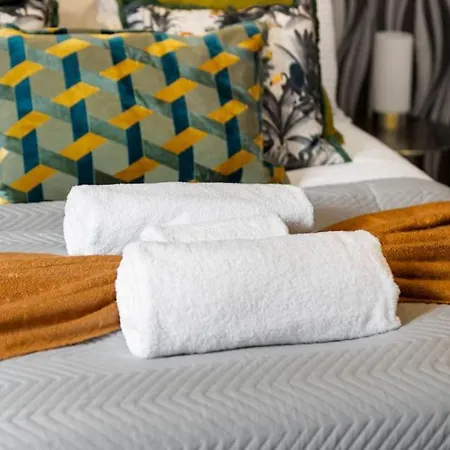 Apartment Cozy Nook: Stylish Studio, Walk To Park & Shop