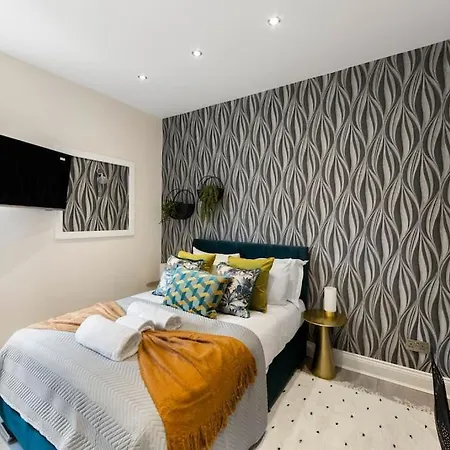 Cozy Nook: Stylish Studio, Walk To Park & Shop Apartment