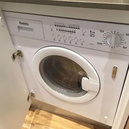 Fully Equipped In Greenwich - 1 Min To Station Apartment