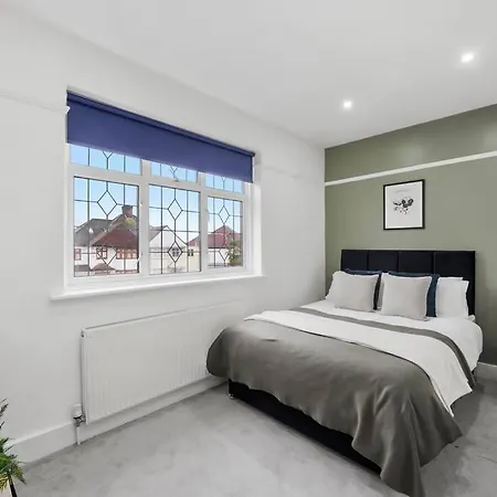 Holiday home 4 Bedroom House Free Off Street Parking Walking Distance To Kensal Rise Station