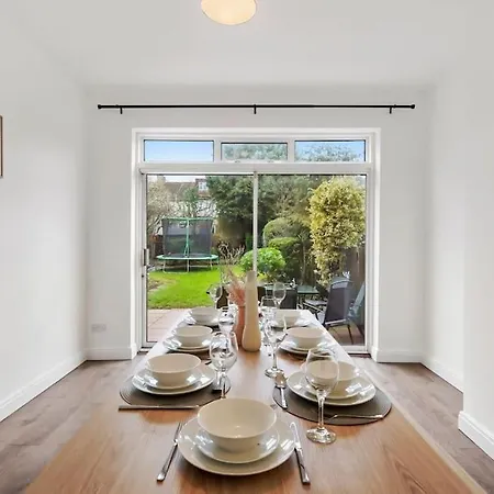 4 Bedroom House Free Off Street Parking Walking Distance To Kensal Rise Station * London