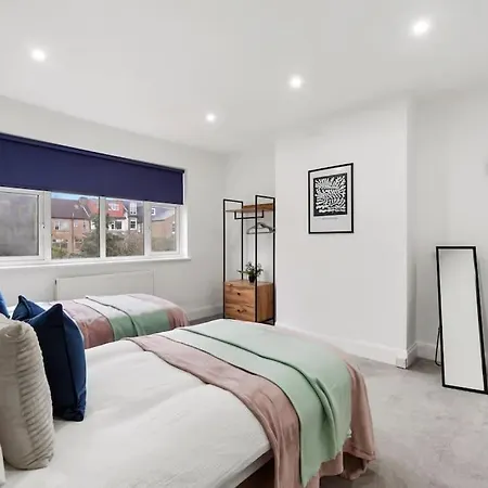4 Bedroom House Free Off Street Parking Walking Distance To Kensal Rise Station Holiday home *