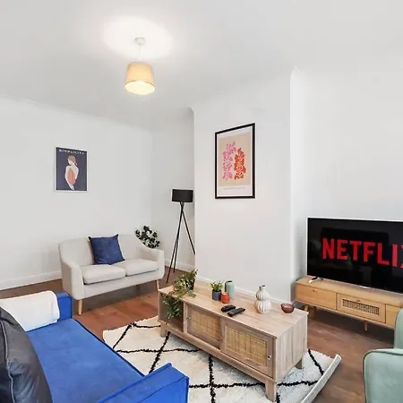 4 Bedroom House Free Off Street Parking Walking Distance To Kensal Rise Station *