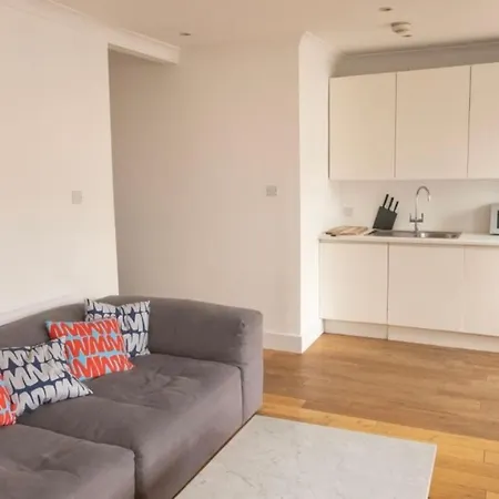 Cool, Quiet Notting Hill 2 Bed Apartment *