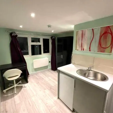 Letzi Premium Cozy Retreat Private En-suite Rooms, Heathrow Airport