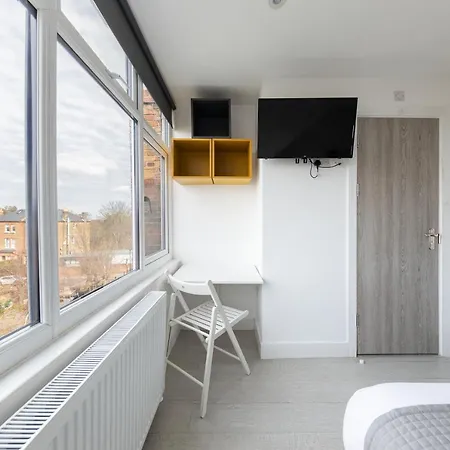Apartment Cozy With Shared Kitchen And Laundry Area *