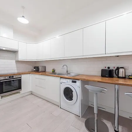 Cozy With Shared Kitchen And Laundry Area London